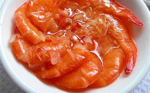 Trộn tôm rồi ủ muối đủ thời gian