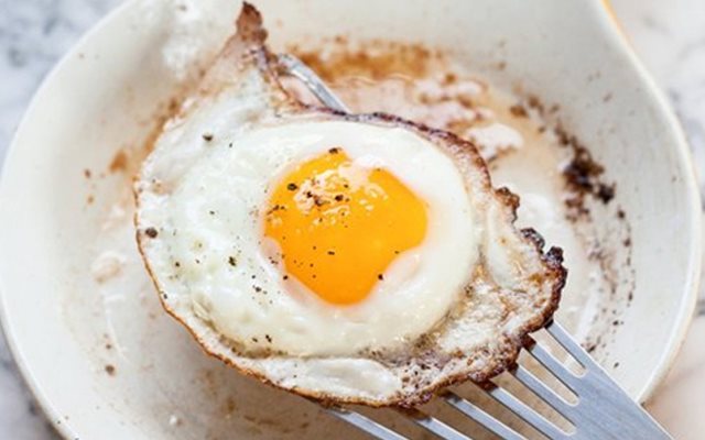 Trứng ốp la ăn kèm bánh mì hoặc cơm tấm rất là ngon