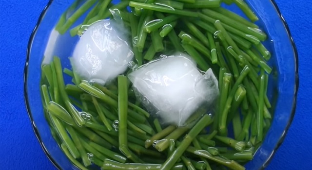 Trụng rau muống chín tới