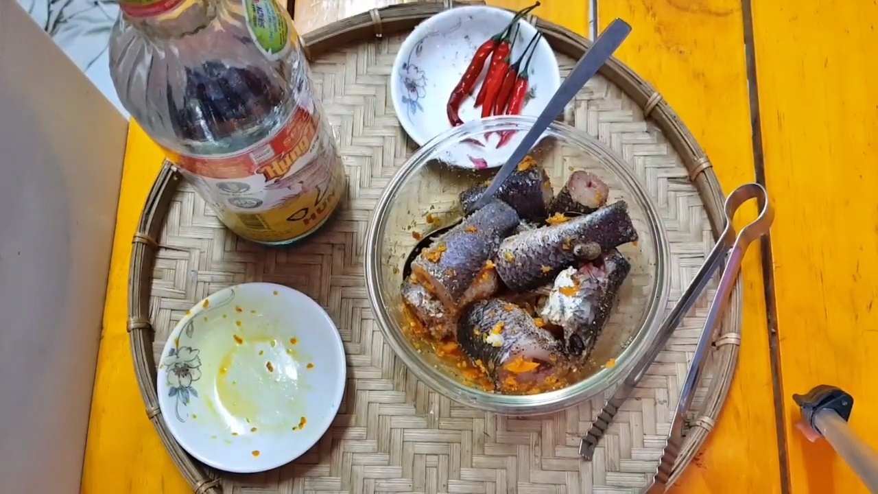 Ướp cá lóc kho nghệ