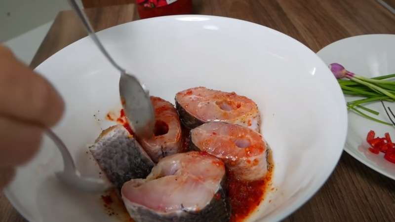 Ướp cá lóc kho tiêu