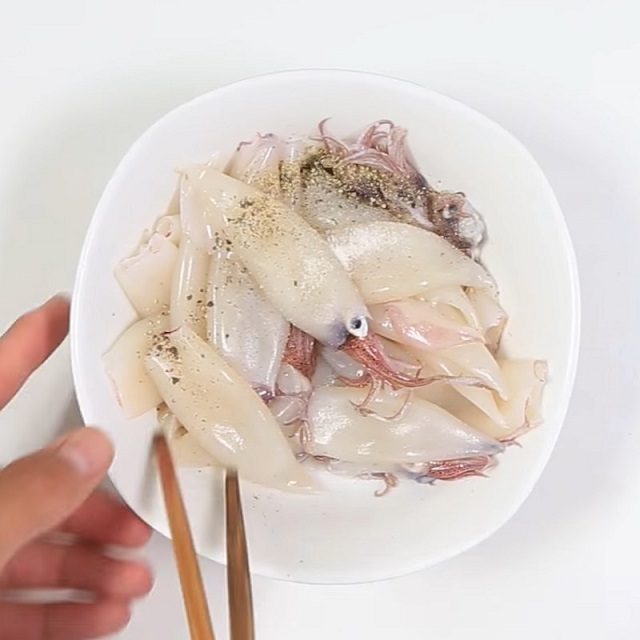 Ướp mực trước khi hấp